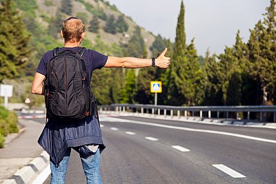 łapać autostop, jeździć autostopem